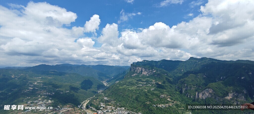 山峦云海壮丽自然景观