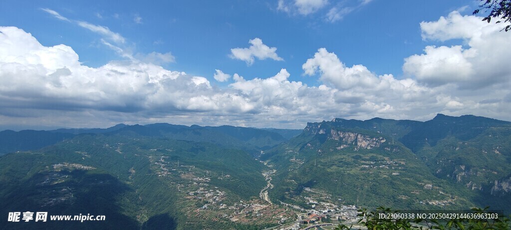 壮丽山景蓝天白云视野佳