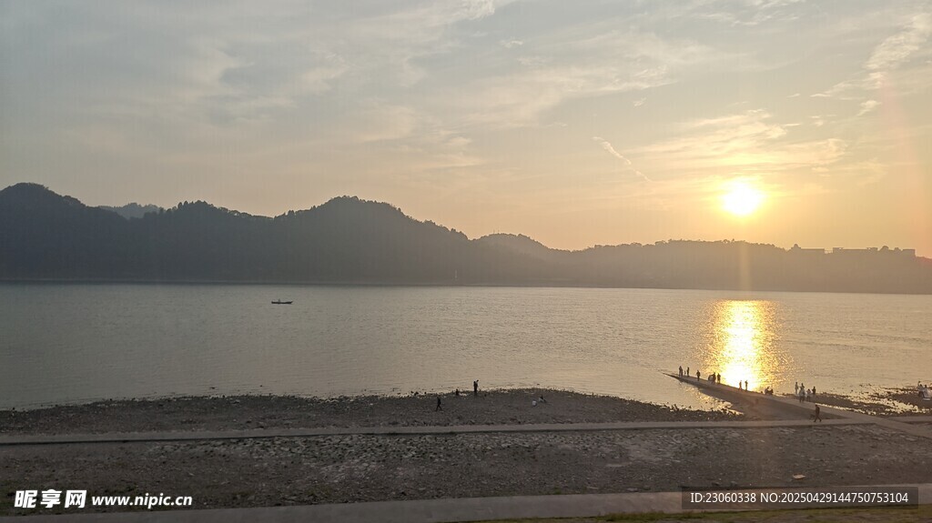 夕阳下的宁静湖岸美景