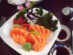 精致刺身拼盘美食展示