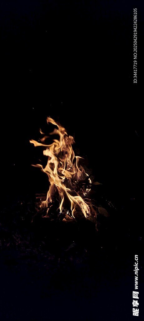 夜空中的熊熊篝火