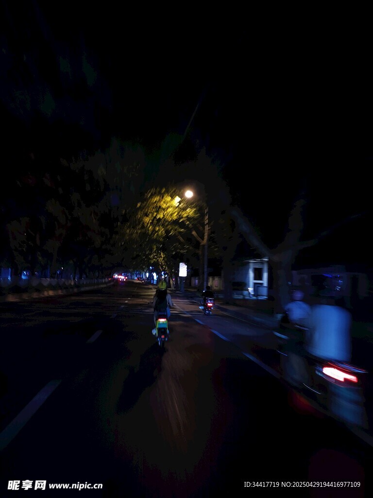 夜晚街道模糊光影景象