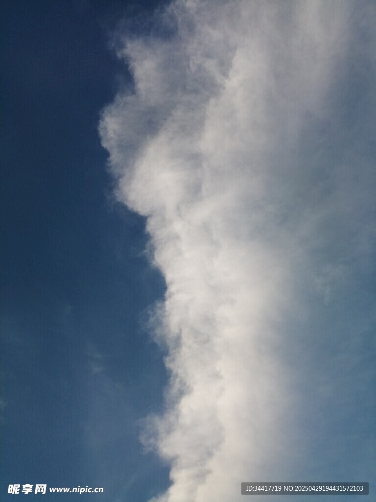 蓝天中的蓬松白云