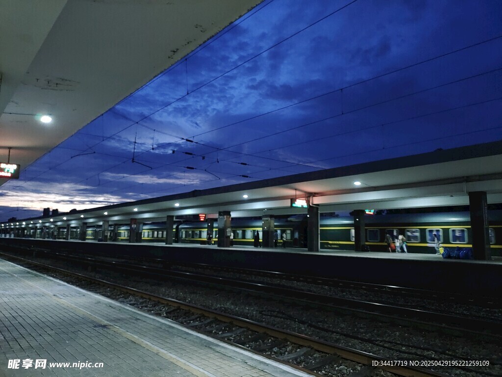 夜幕下的火车站台