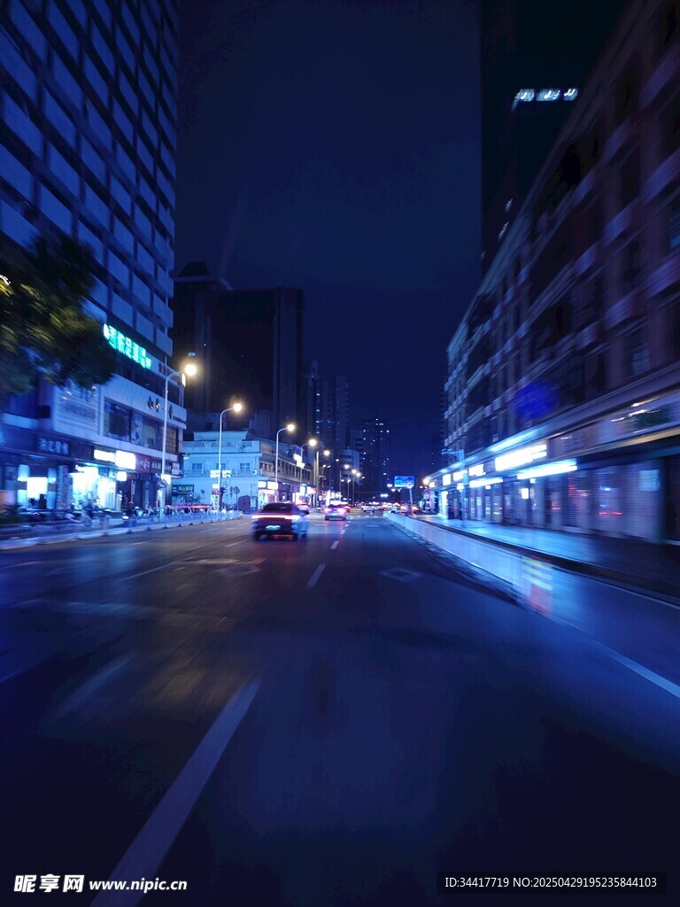 城市夜景中的繁华街道