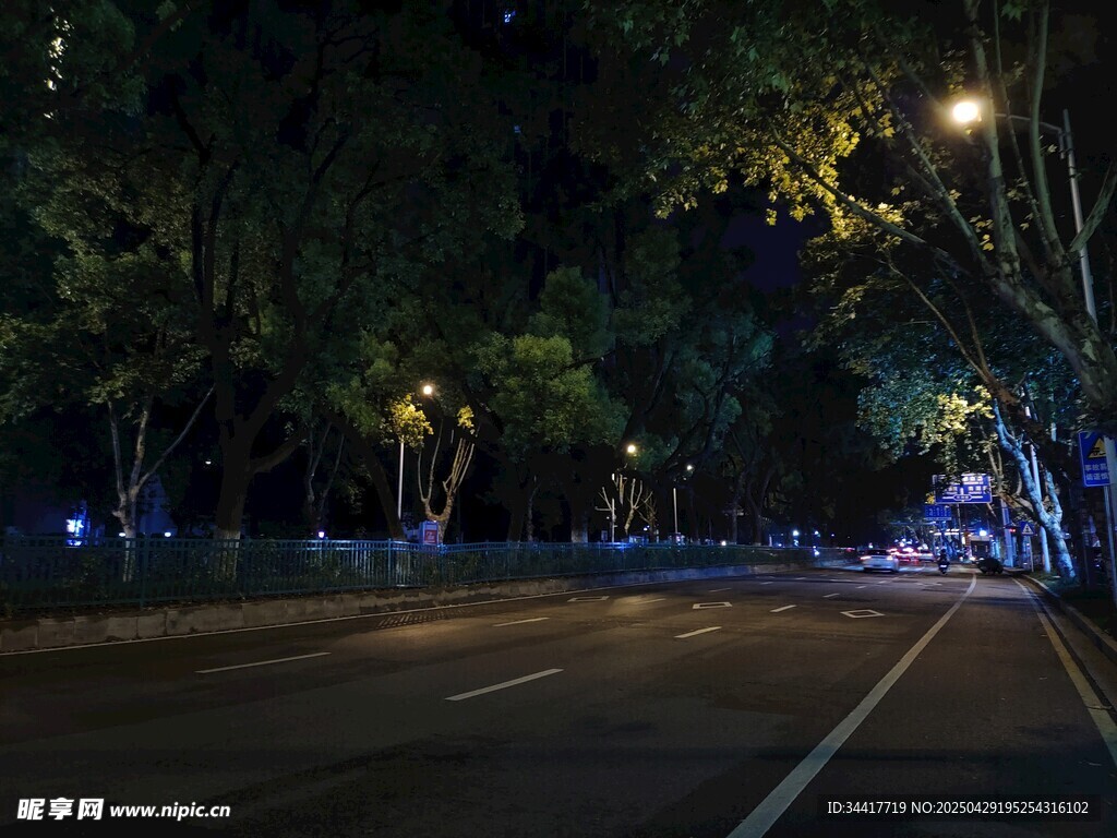 夜晚静谧的城市街道景象