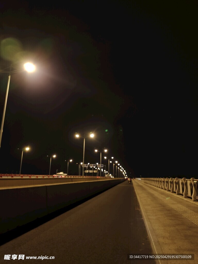 夜晚公路旁的明亮路灯