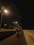 夜晚公路上的骑行身影