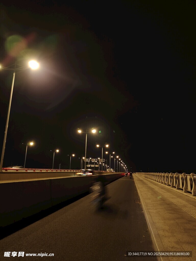 夜晚公路上的骑行身影