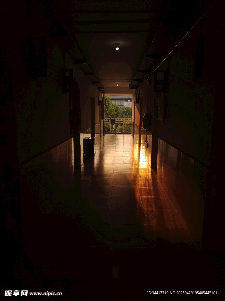 昏暗走廊尽头的光亮