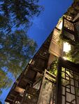 古朴木质建筑夜景