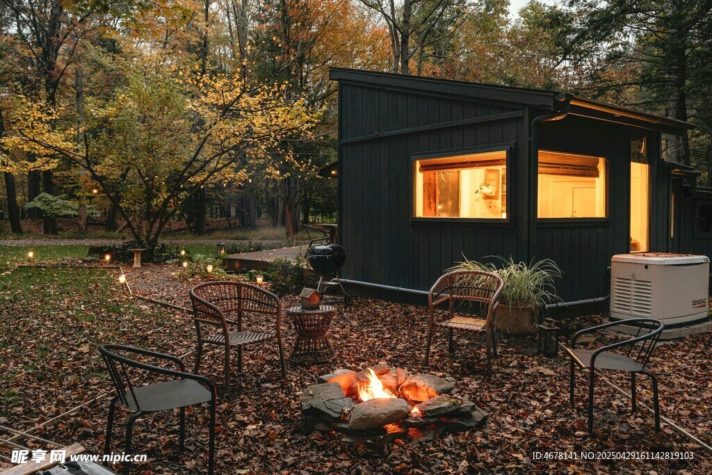秋日庭院小屋篝火温馨场景