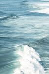 海浪翻涌的壮阔海洋景象