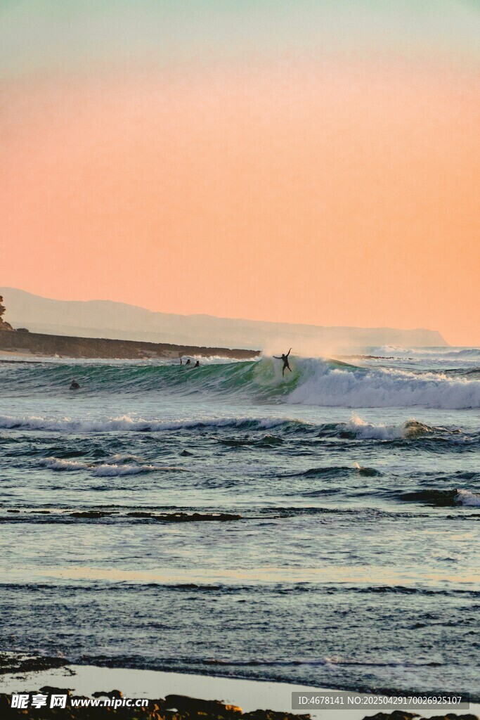 海边日落时的冲浪美景