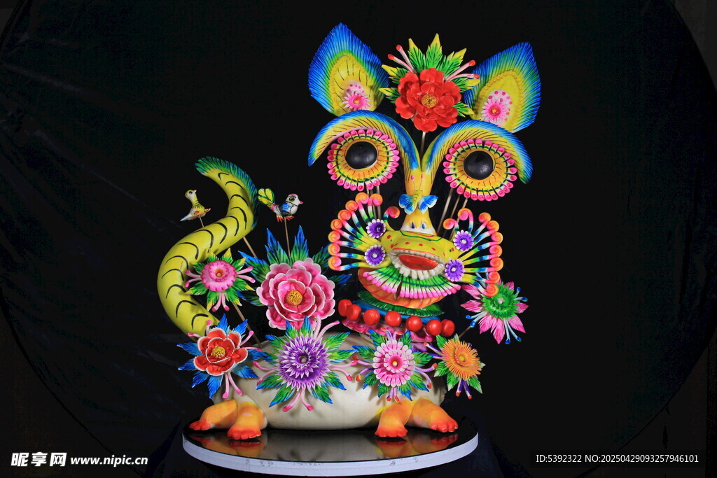 彩色传统布老虎手工艺品