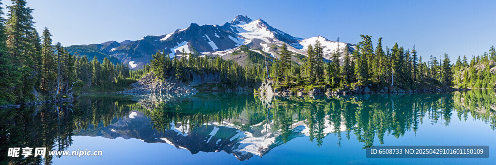 宁静湖景与远处雪山倒影