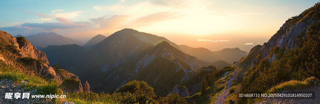 山间壮丽日出美景