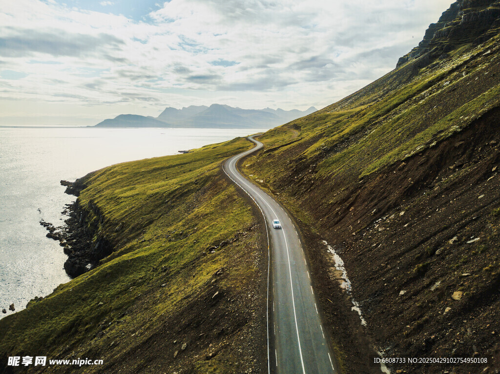 蜿蜒公路伴海畔美景