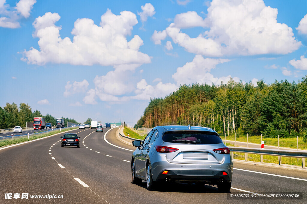 公路上行驶的多辆汽车