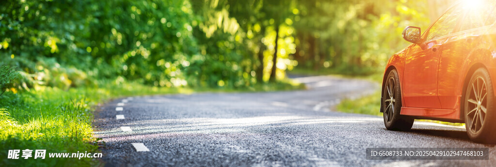 林间公路上的红色汽车