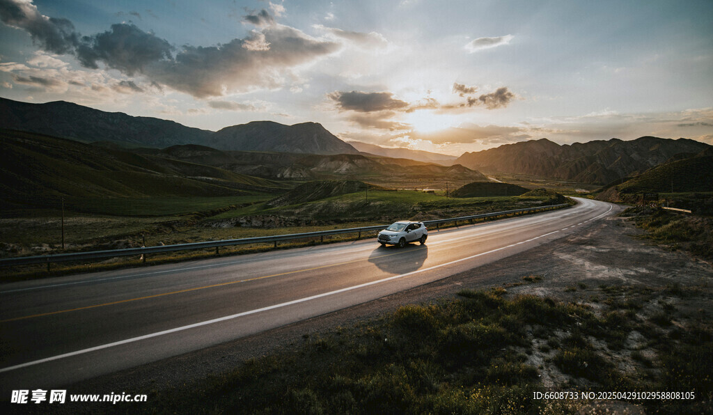 公路上行驶的汽车与美景
