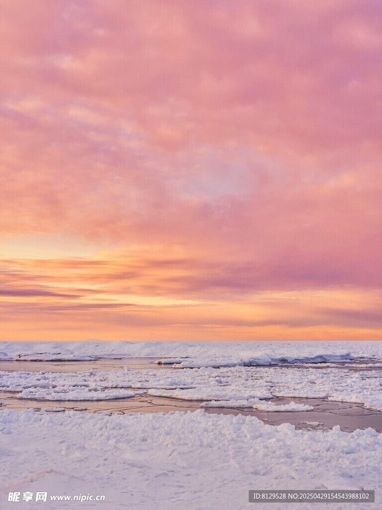 梦幻粉紫天空下的冰雪世界