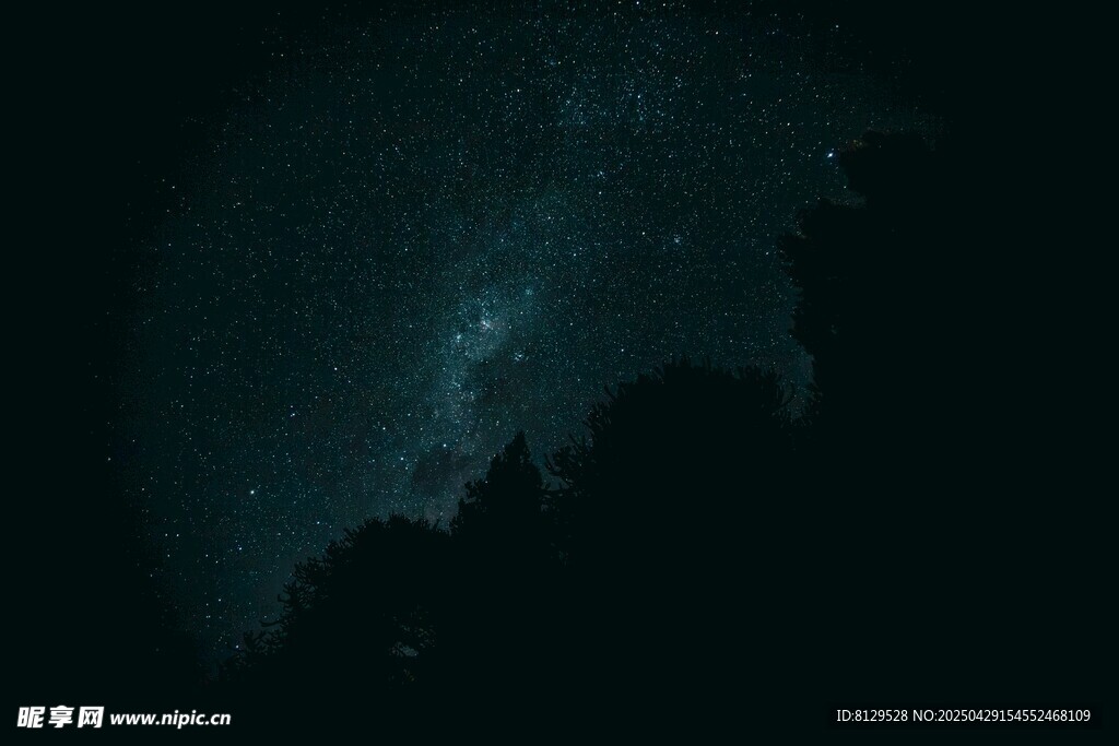 夜空下的山峦与璀璨繁星