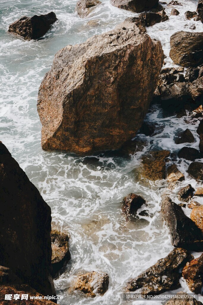 海浪拍击岸边巨石