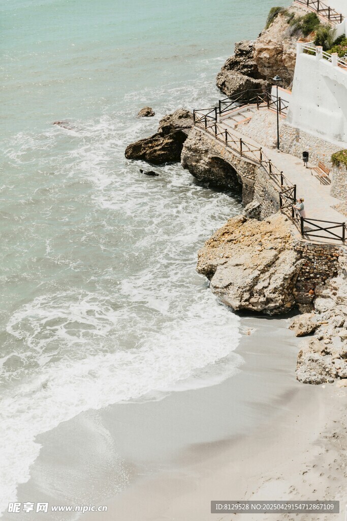 海边礁石与白色沙滩美景