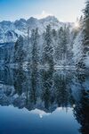 冬日雪山湖泊静谧美景