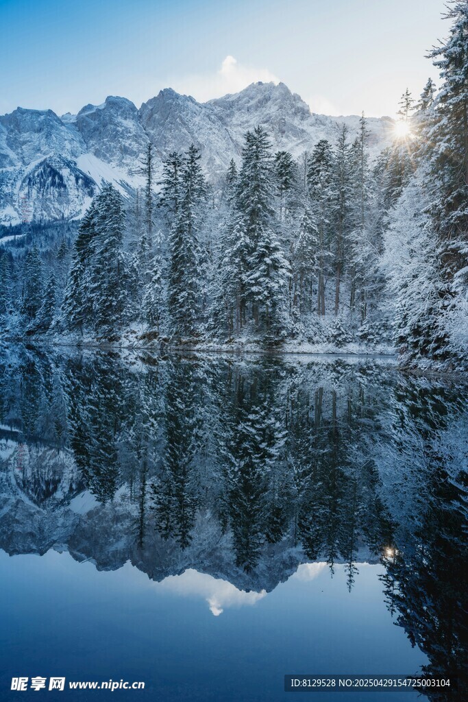 冬日雪山湖泊静谧美景