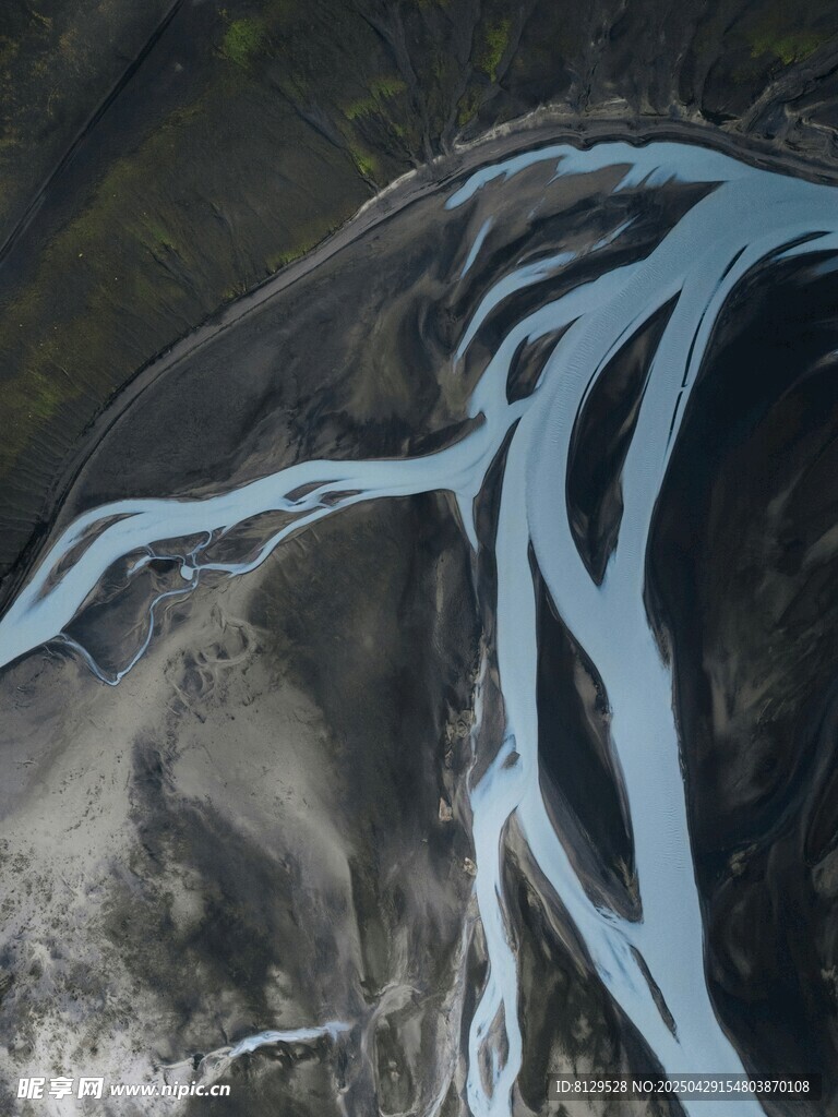 蜿蜒蓝河的壮丽自然景观