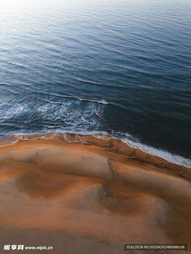 海边沙滩与海浪景观