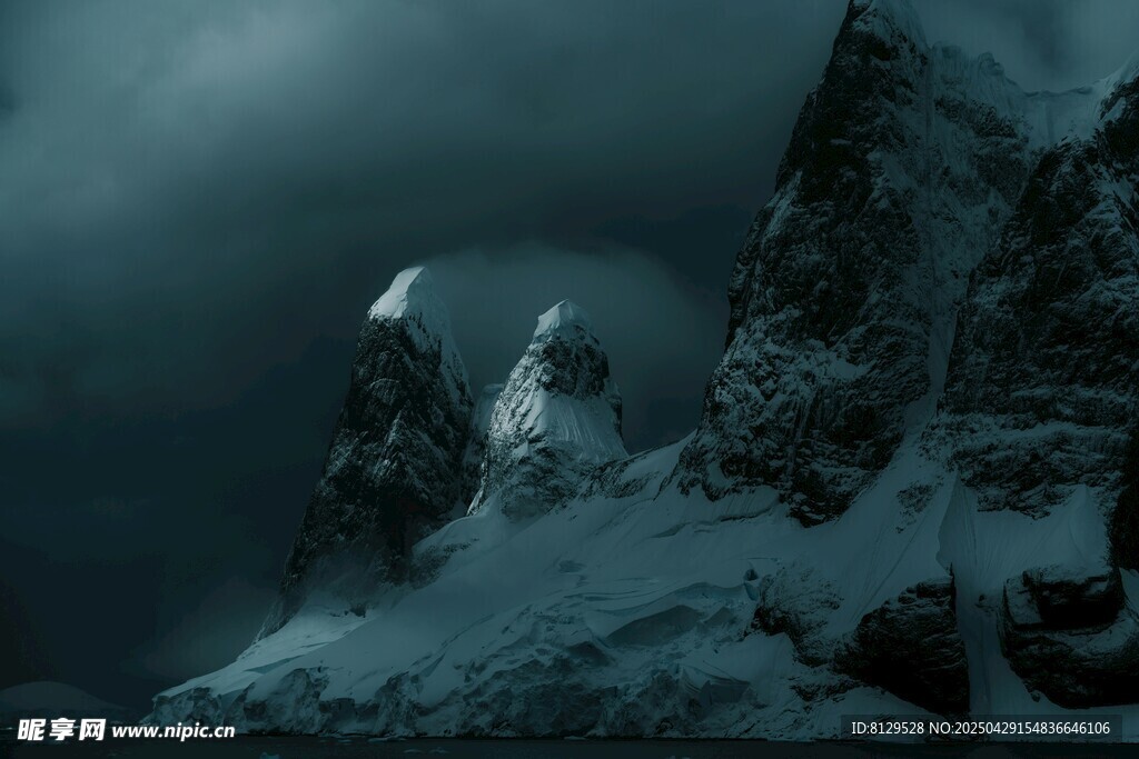 暗夜雪山壮丽景象