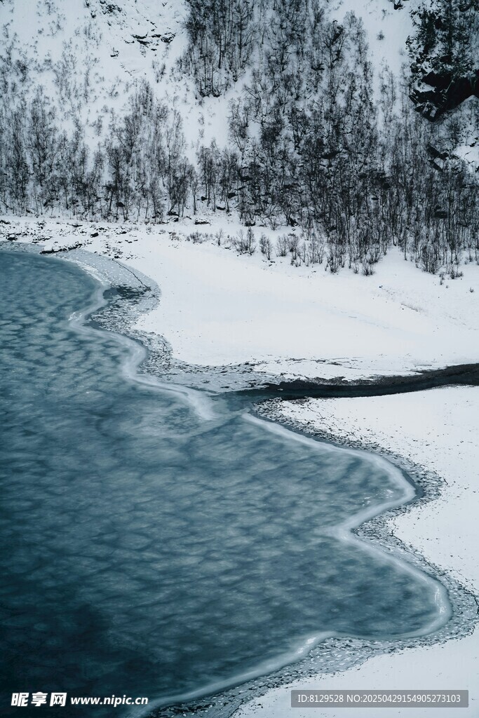 冬日冰封湖面雪景
