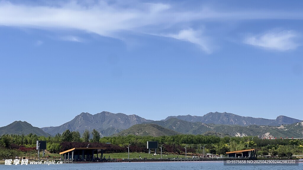 青山蓝天间的美丽景致