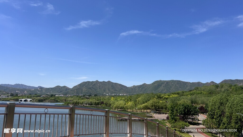 湖畔青山美景