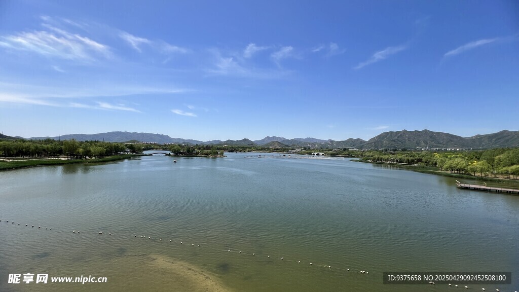 宁静河畔自然风光美景