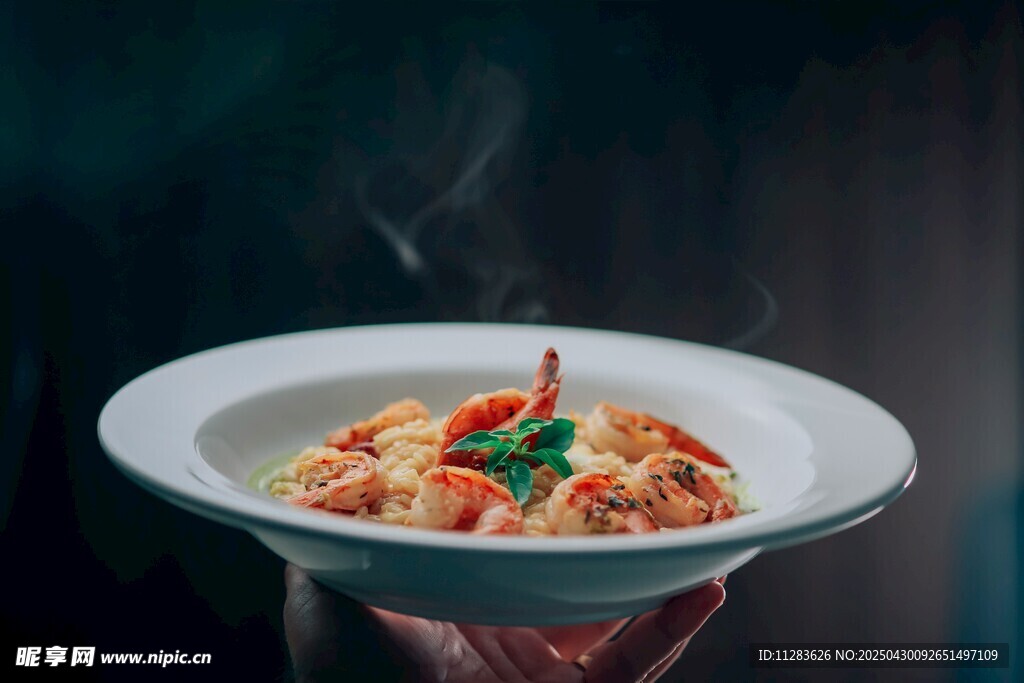 美味佳肴被优雅端起