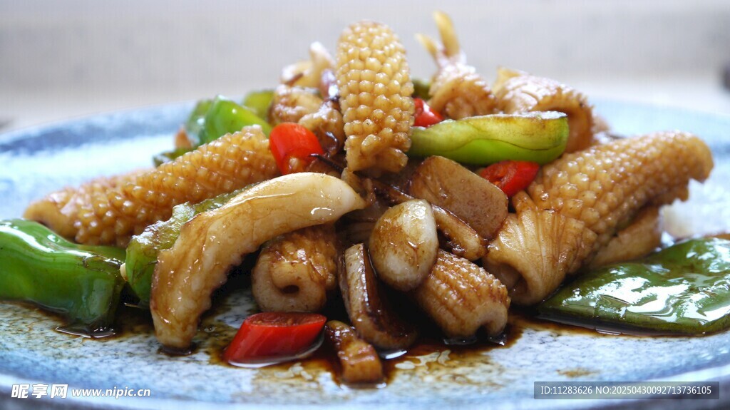 美味炒菌菇配青椒红椒