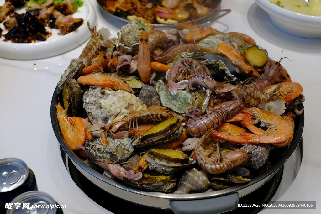 丰盛海鲜大餐摆满锅