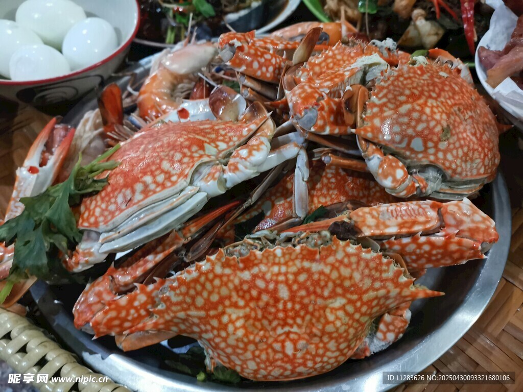 美味大螃蟹摆满盘中
