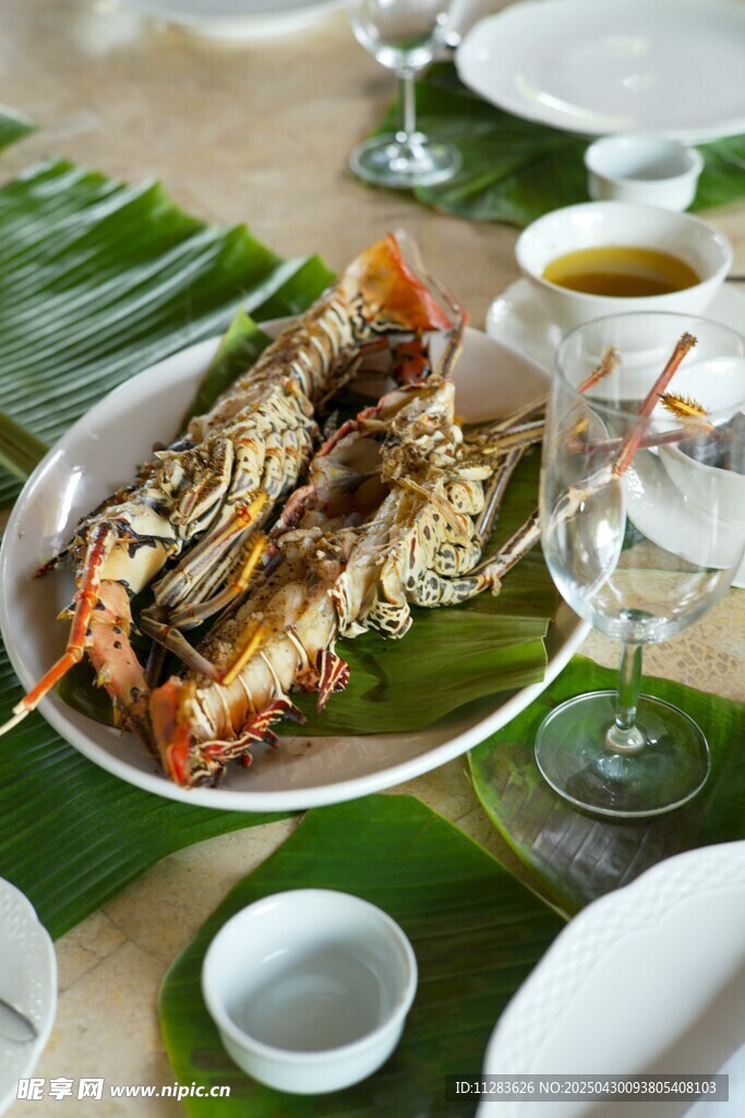 美味大虾摆于精致餐桌