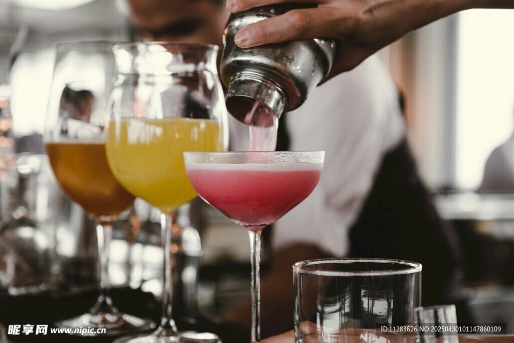 调酒师调制色彩缤纷鸡尾酒