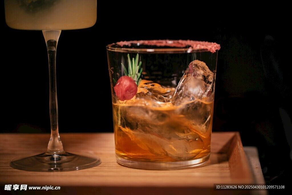 精致鸡尾酒搭配装饰
