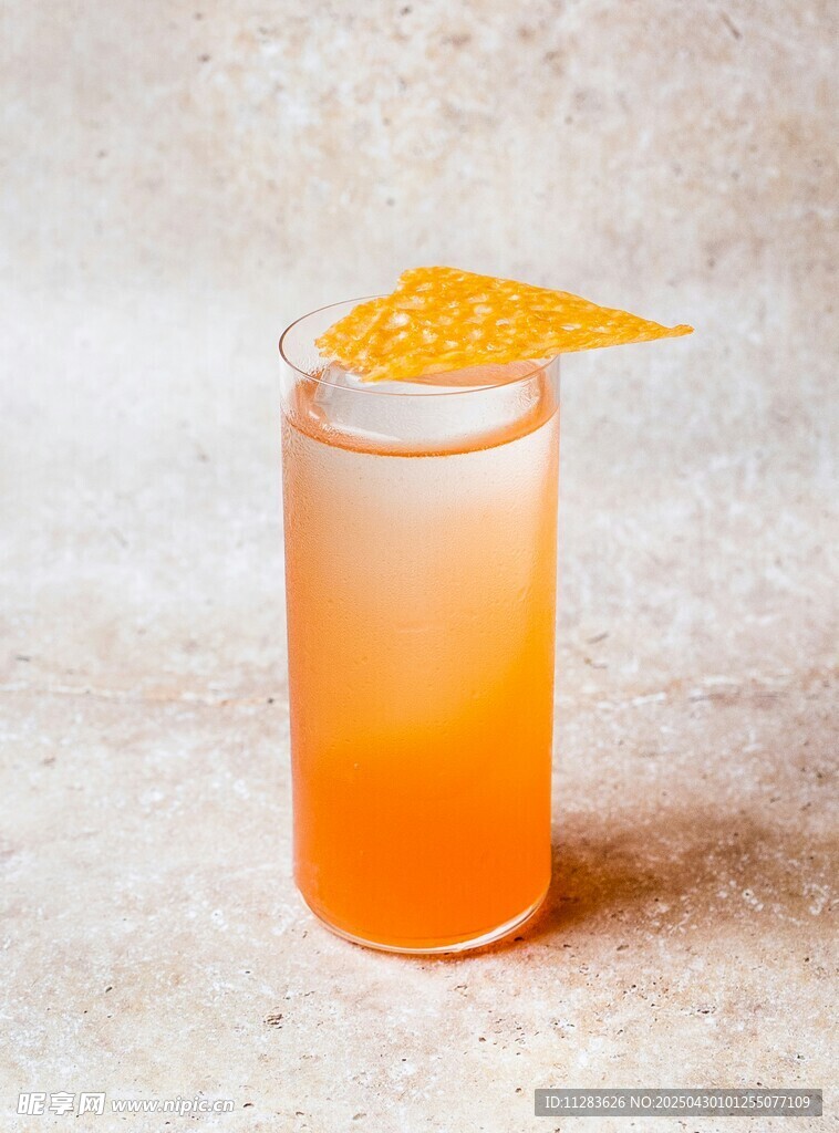 橙色鸡尾酒配橙片装饰