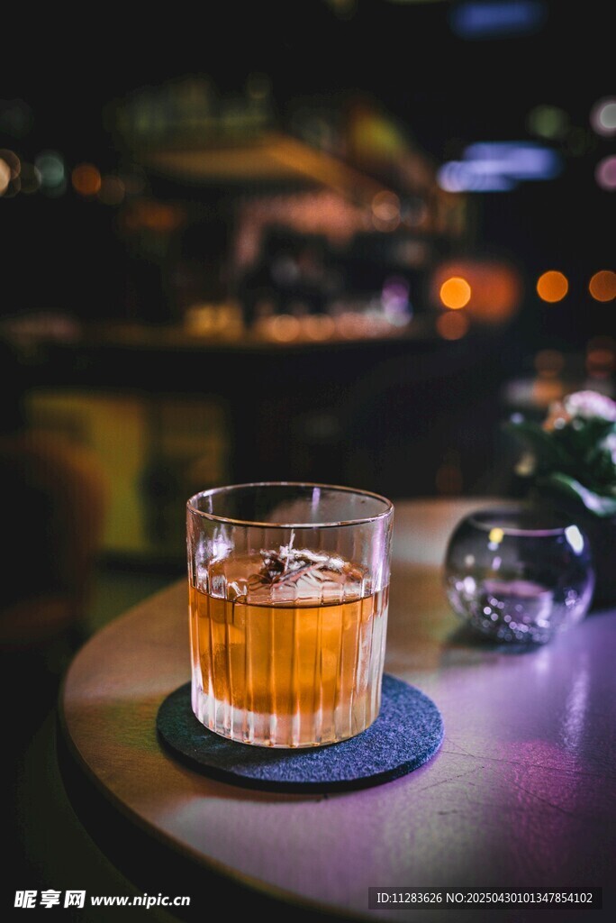 夜晚桌边的精致威士忌