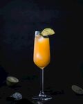 橙黄鸡尾酒配柠檬片