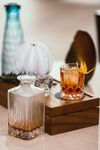 精致玻璃酒具与装饰摆件