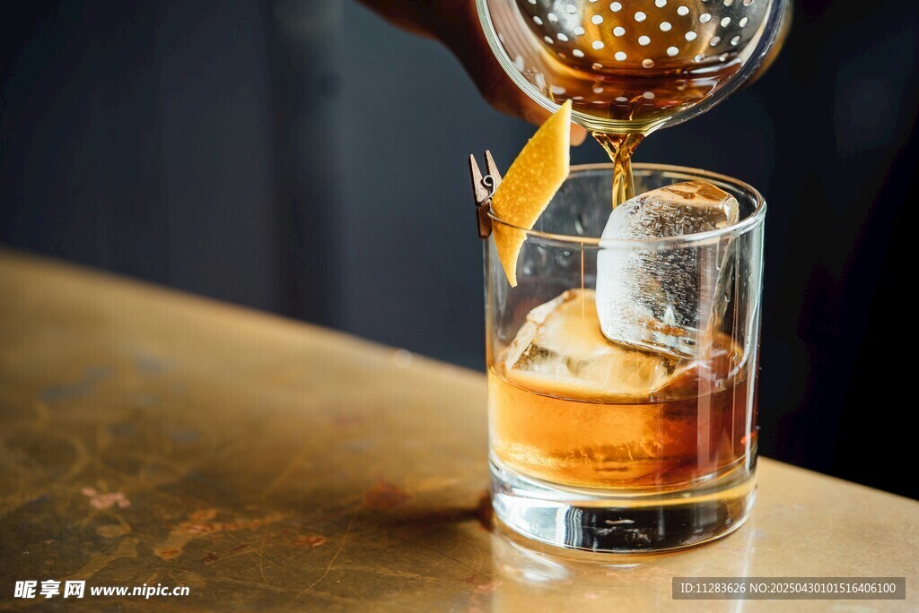 威士忌倒入加冰玻璃杯
